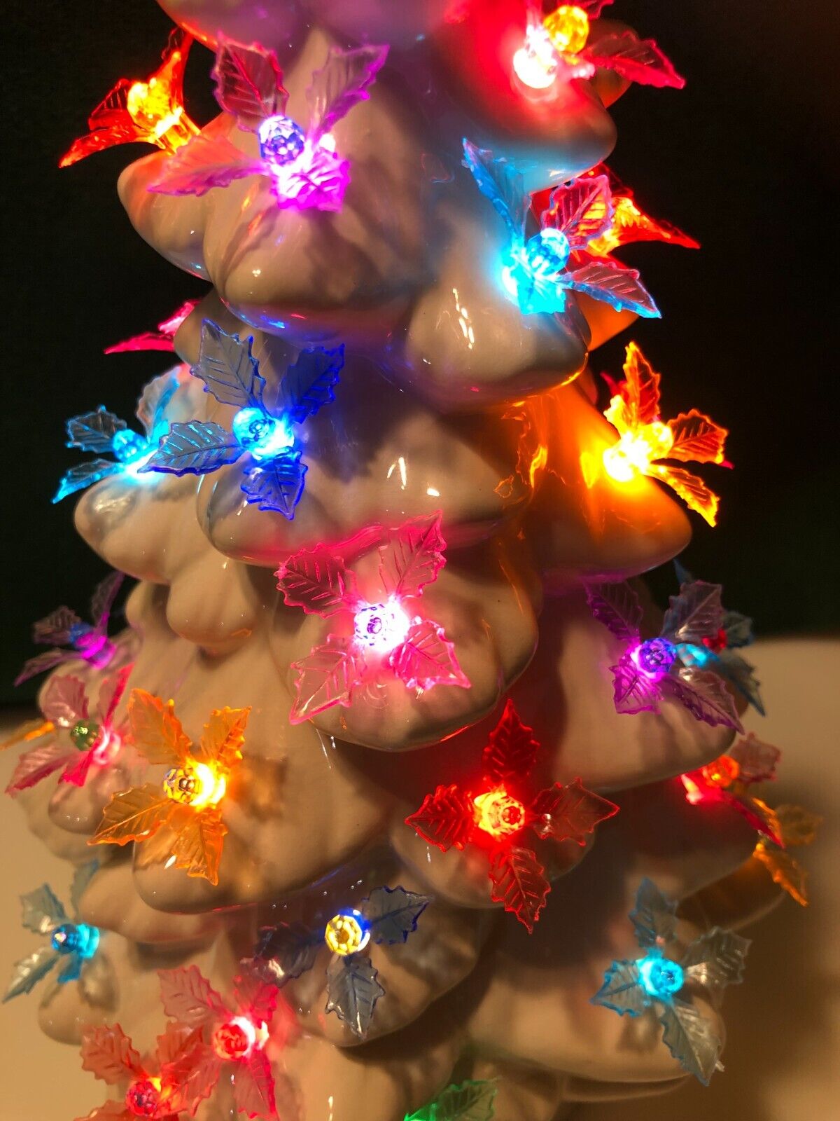 100 HOLLY LIGHTS BULBS POINSETTIA CERAMIC CHRISTMAS TREE PEGS 9 ASSORTED COLORS