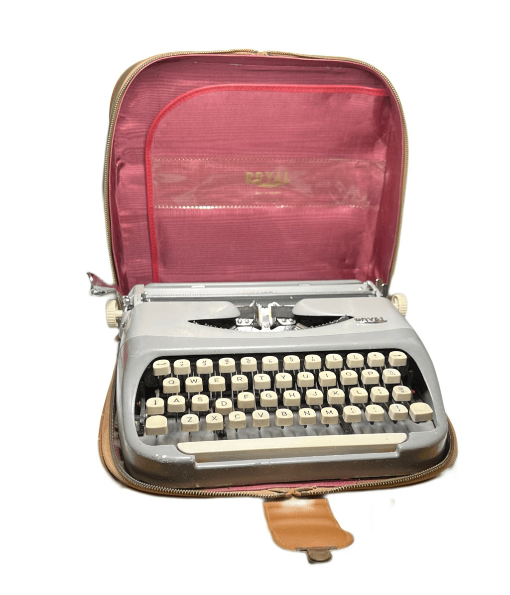 Vintage Royal Royalite Portable Manual Typewriter w/ Carrying Case Netherlands
