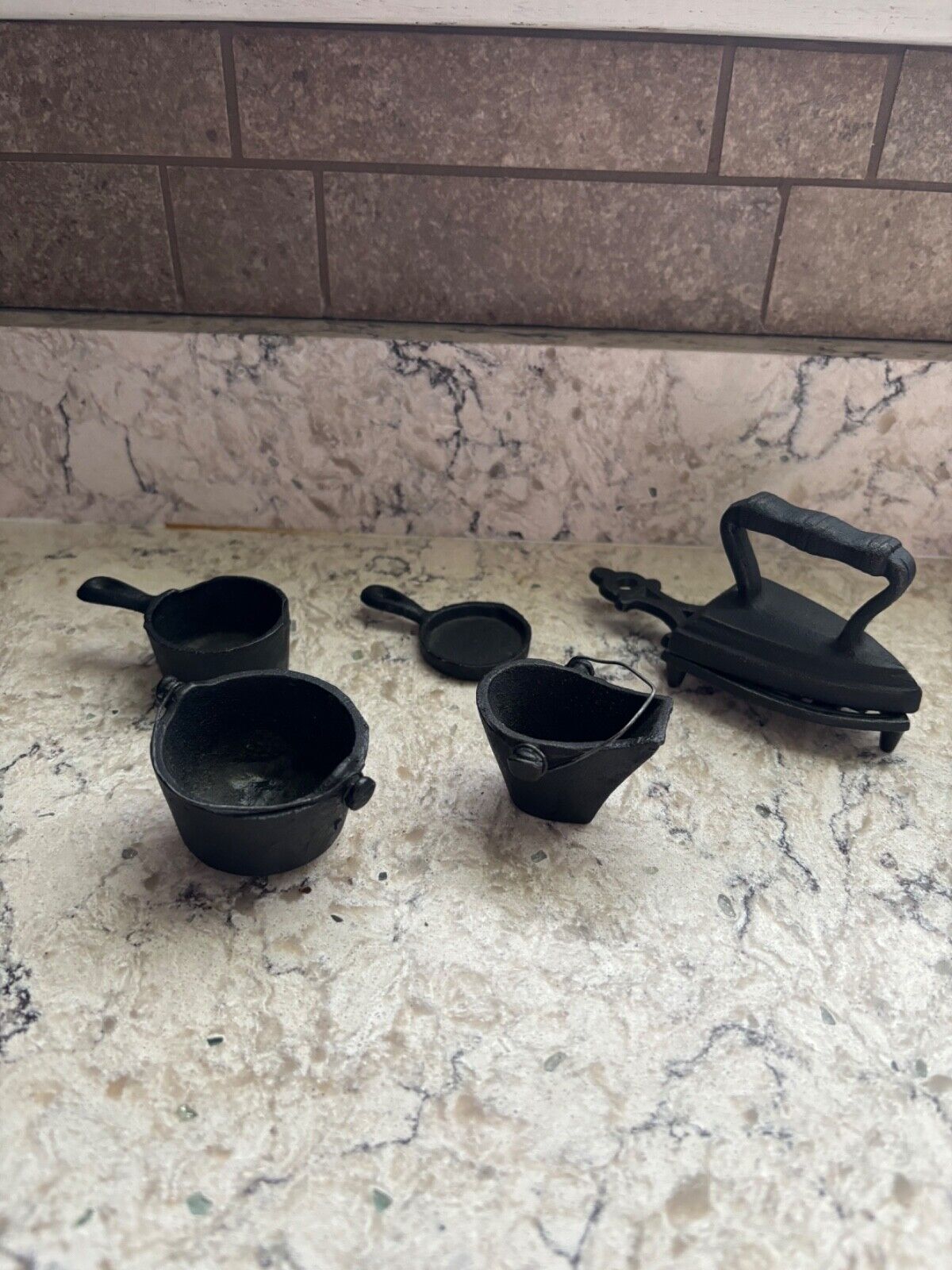 Vintage cast iron mini cookware 