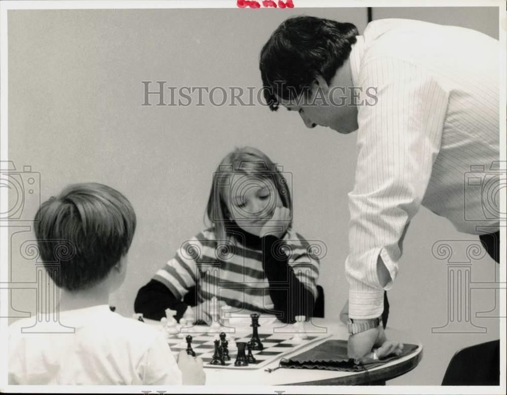 1986 Press Photo Allison Fairley at Chess Game with Peter Tripolitsiotis