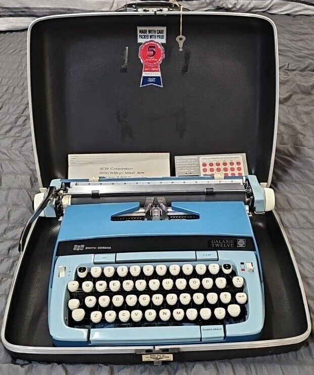 Vintage 1975 Smith Corona Galaxie 12 XII Atomic Blue Typewriter & Original Case