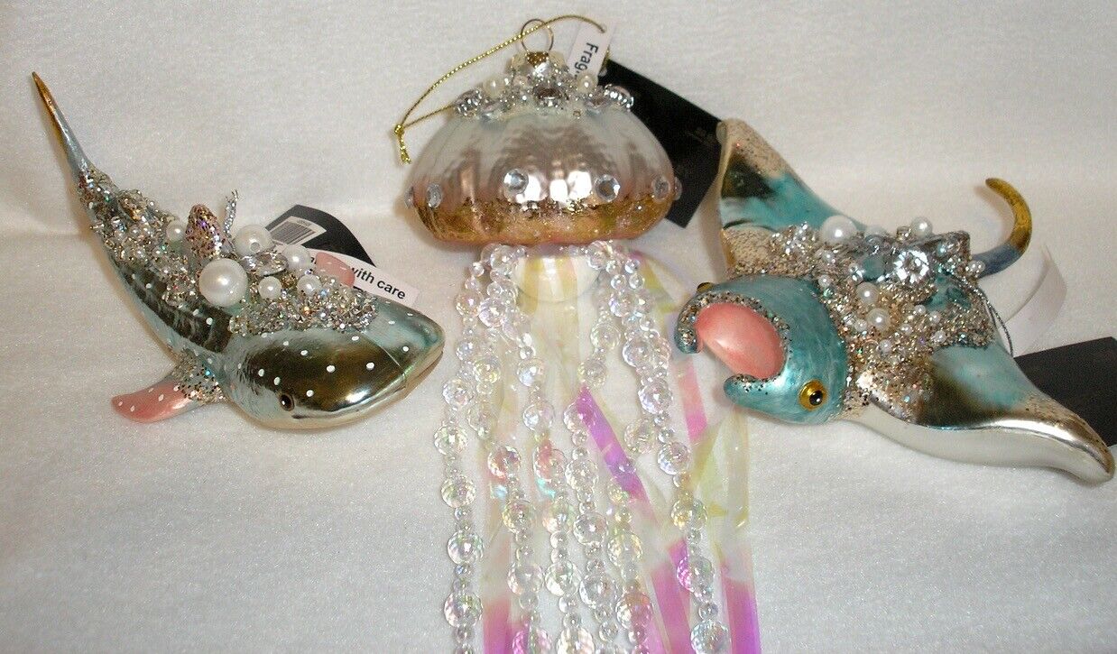 LOT OF (3) ROBERT STANLEY GLASS ORNAMENTS - JELLYFISH, WHALE, MANTA RAY 