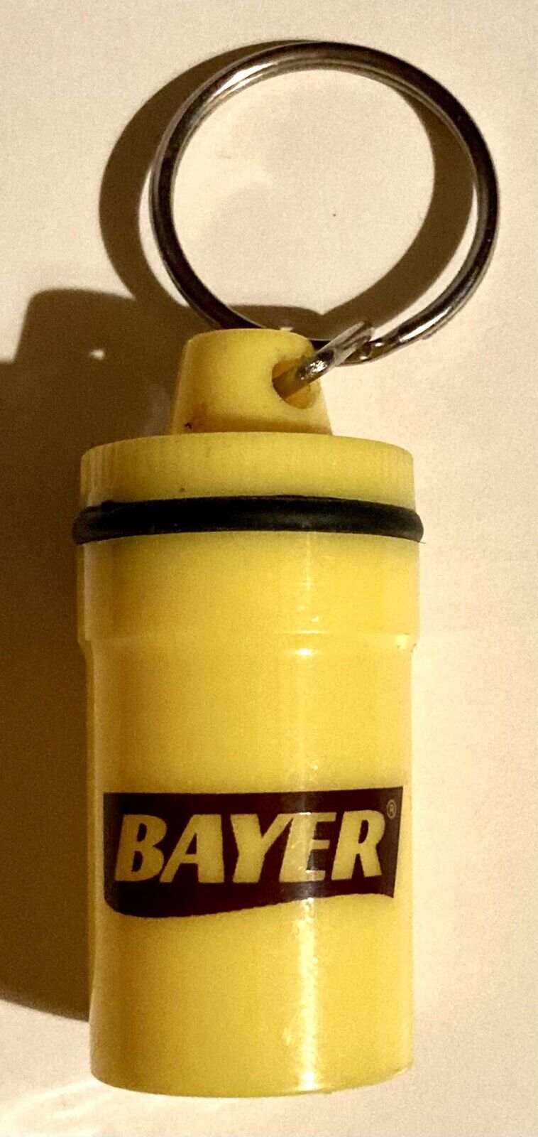 BAYER ASPIRIN PLASTIC KEYCHAIN WITH REMOVABLE TOP FOR STORAGE RARE VINTAGE 1990S