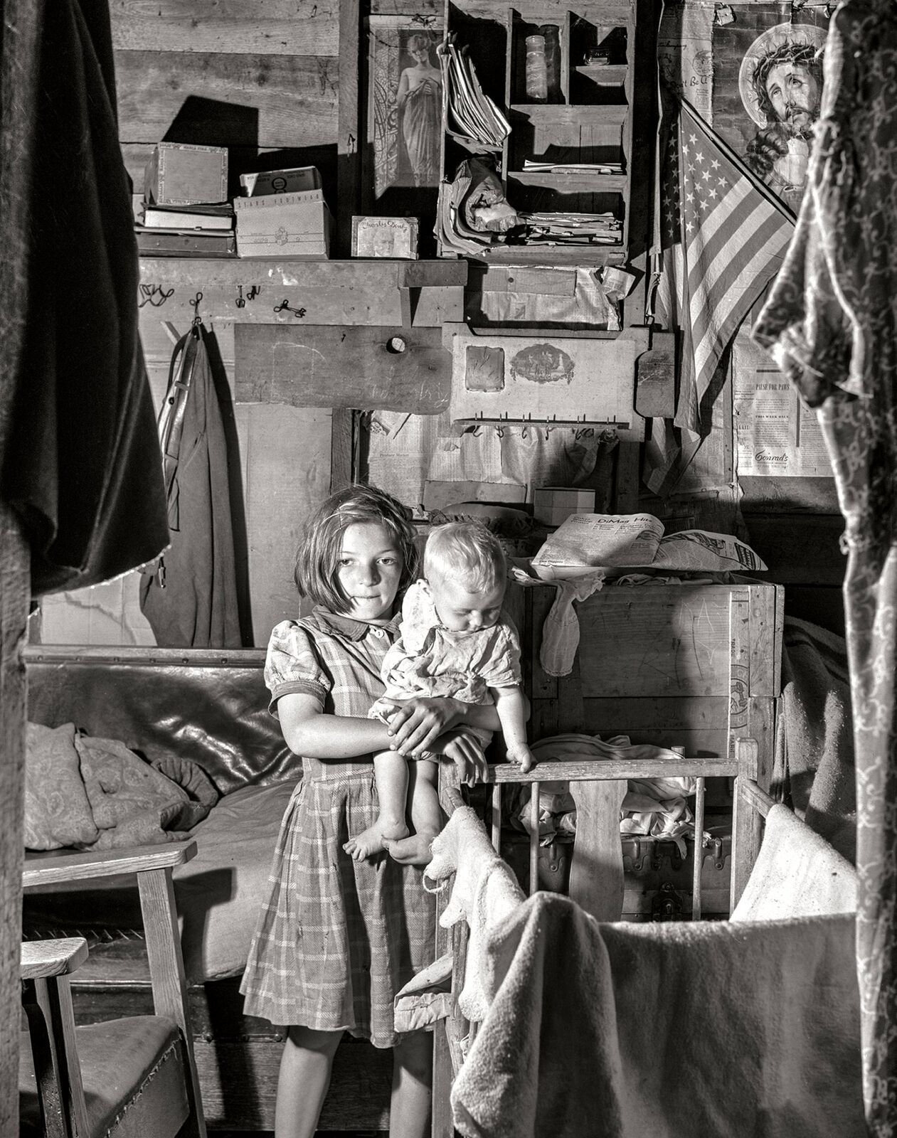 1941 DEPRESSION ERA KIDS in THEIR HOME Photo  (194-S)