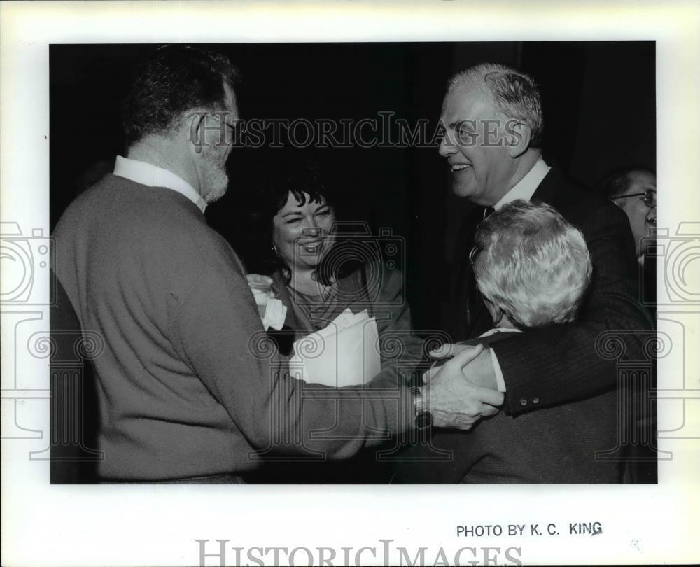 1986 Press Photo Tom Foley and constituents - spa06979