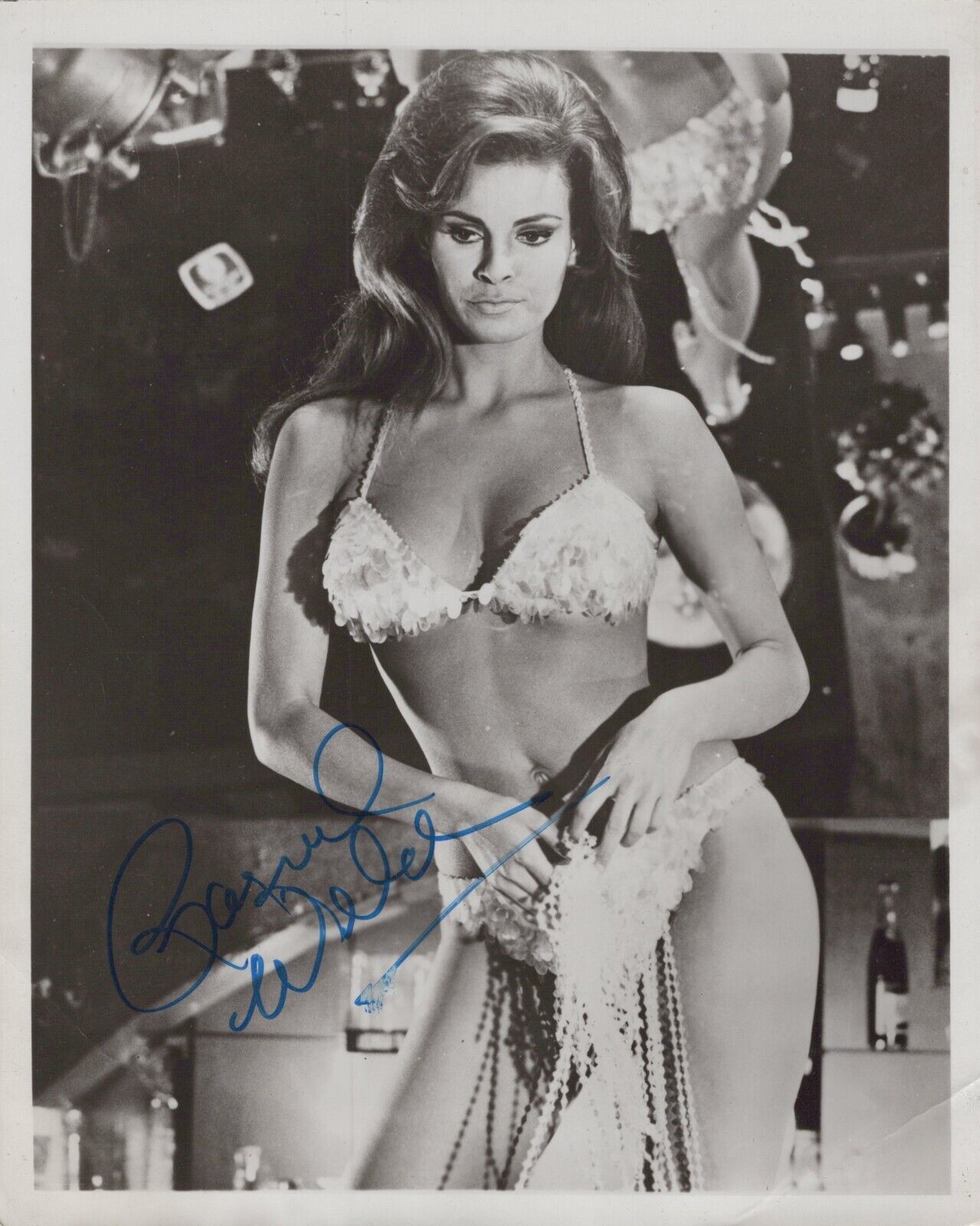 🔥 Raquel Welch - Signed Autograph (COA) Alluring Sexy Swimsuit Pose K74