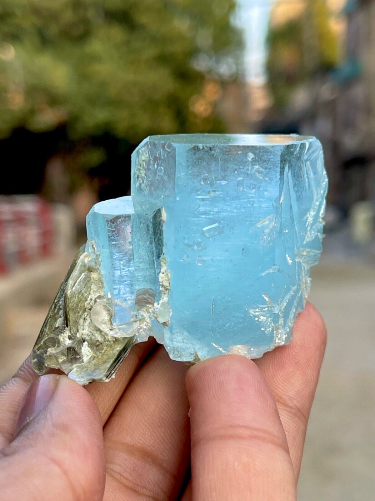 450 CT Transparent Blue Aquamarine Crystal MuscoviteSpecimen @ Mineral Specimens