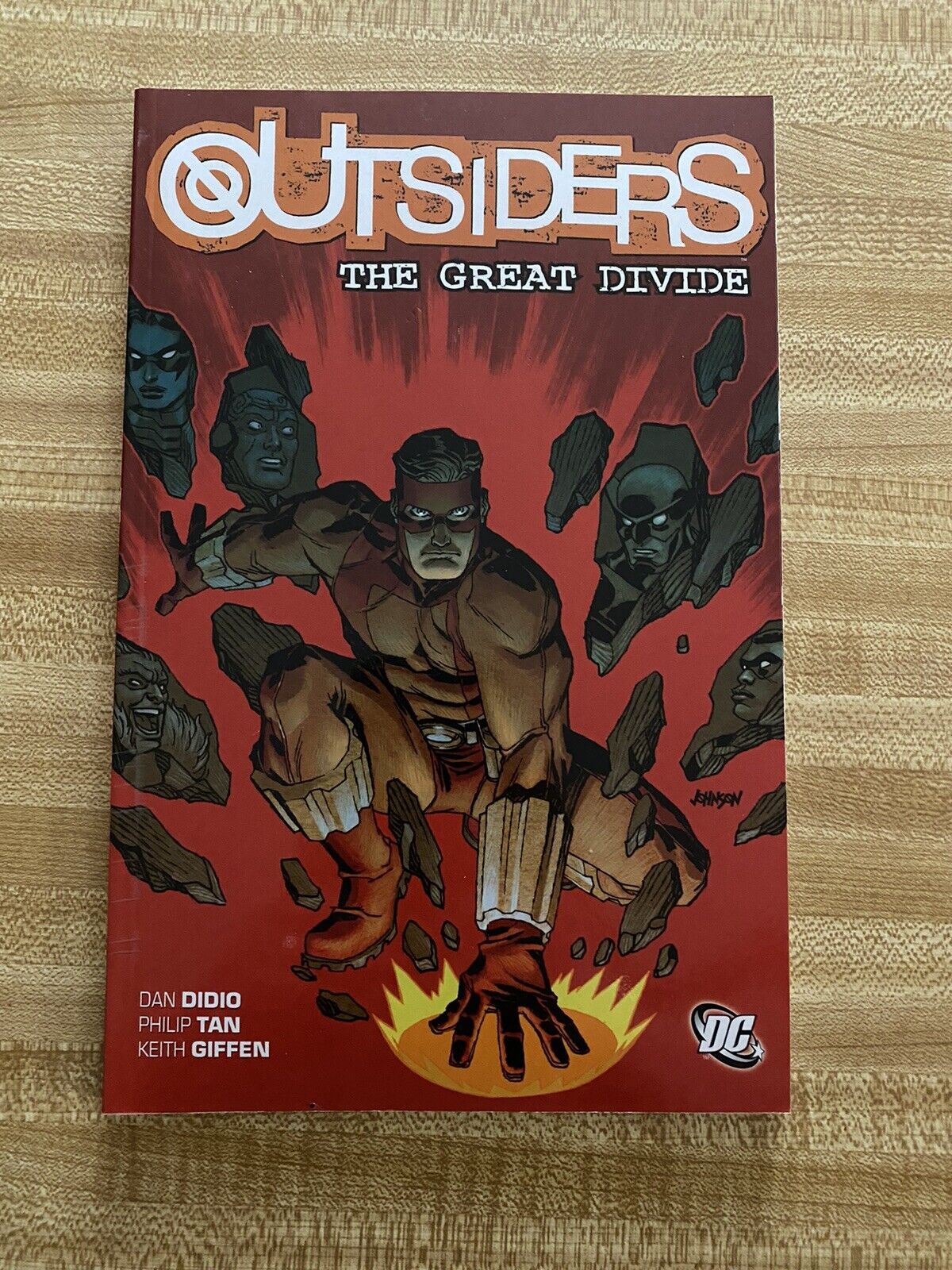 OUTSIDERS: GREAT DIVIDE GRAPHIC NOVEL