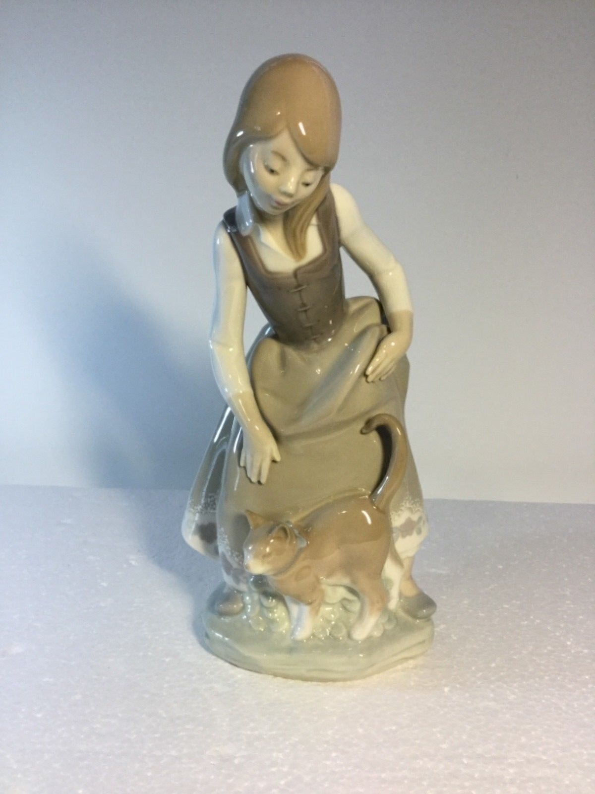 Lladro Figurine 1187 Little Girl with Cat, Mint, Retired, Kitten