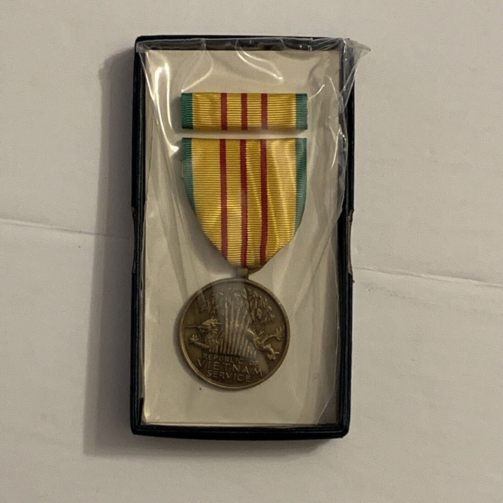NEW-ORIGINAL-VIETNAM SERVICE MEDAL SET-, IN MILITARY-GI- ISSUE BOX- Dated 1969