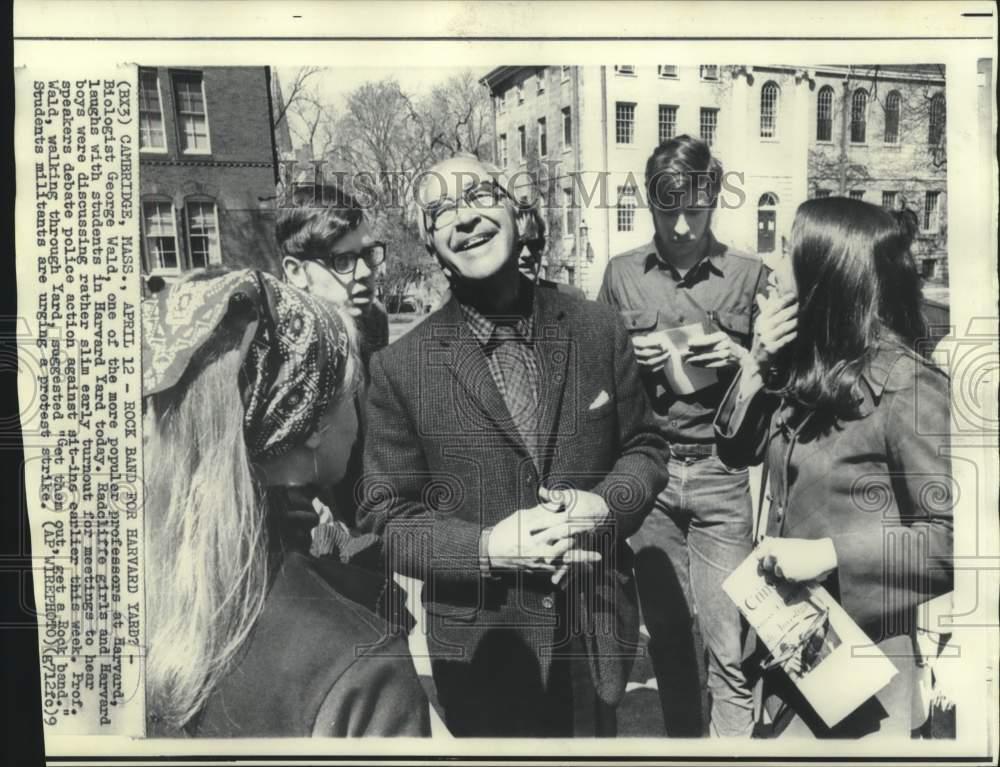 1969 Press Photo Harvard Professor Wald with Radcliffe and Harvard students