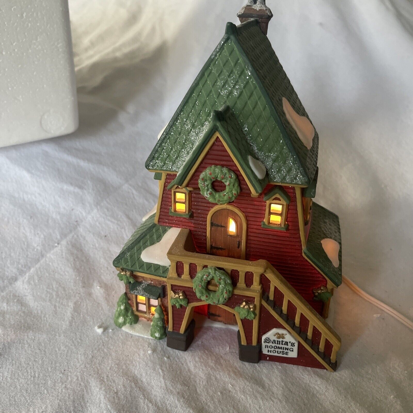 Dept 56 North Pole Retired Lighted Building SANTA\'S ROOMING HOUSE 56386 Works
