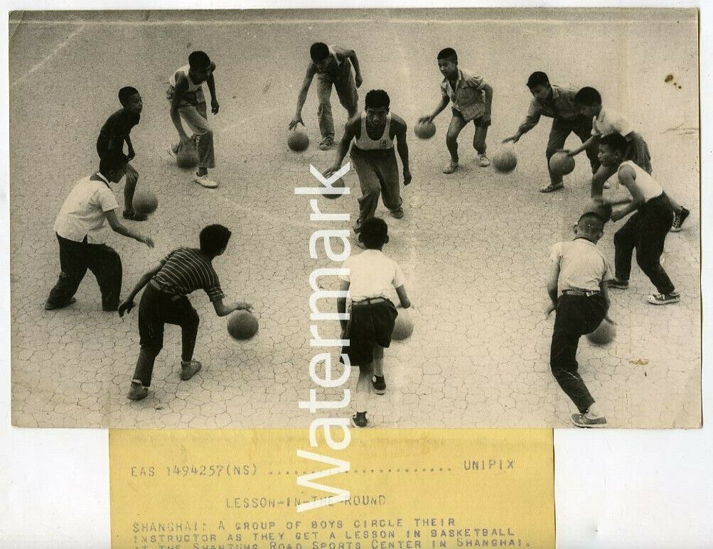 1965  UPI press photo  Shanghai China  basketball Shantung Road Sports Center