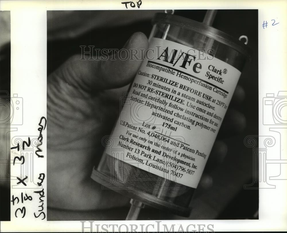 1989 Press Photo Biocompatible Hemoperfusion Cartridge filters blood in dialysis