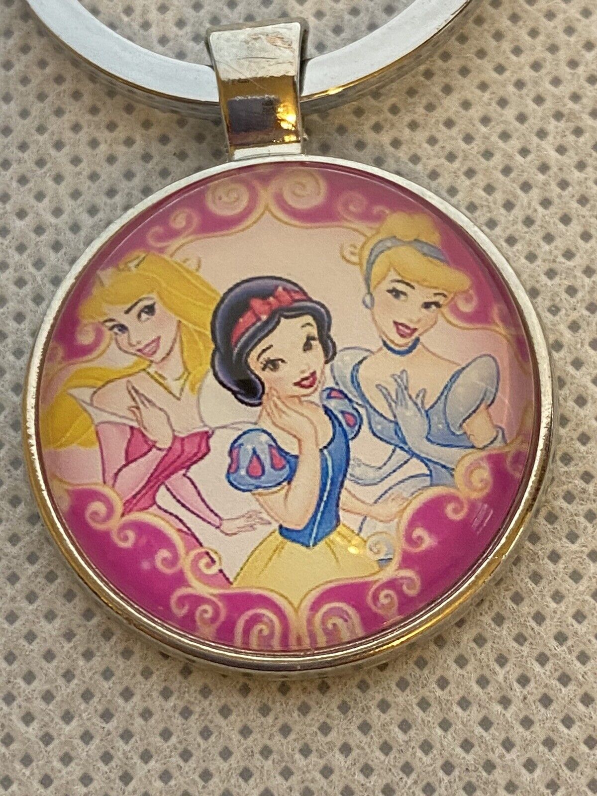 Disney PRINCESS Keychain / Keyring - Gift - Aurora Cinderella Snow White