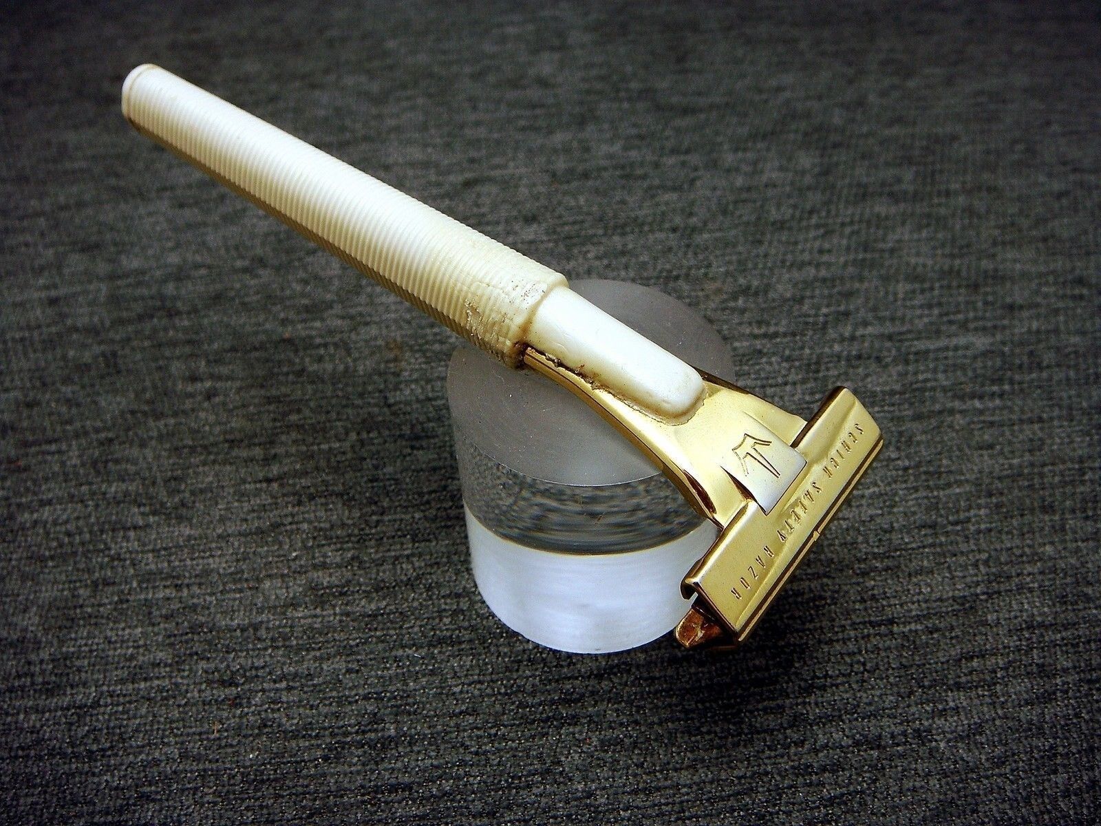 Vintage Schick Injector Blade Shaving Razor Body White Round Handle Gold Plate 