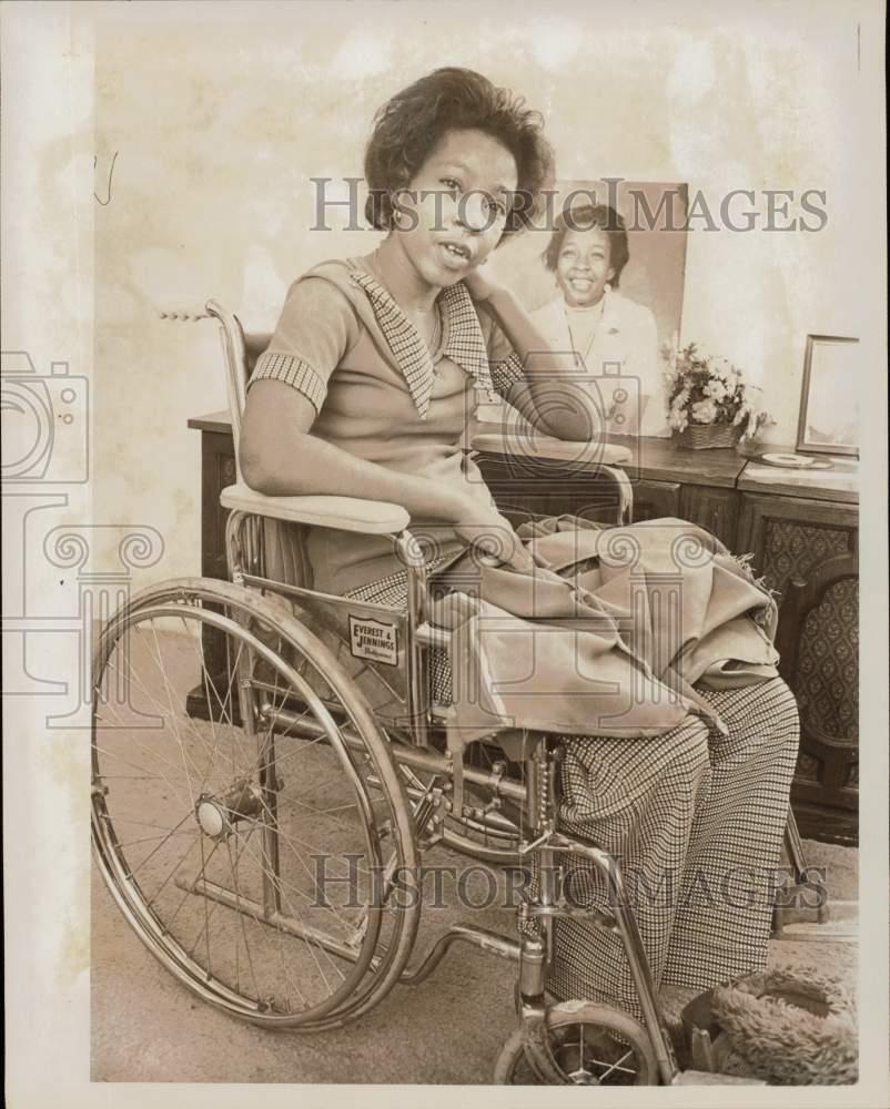 1975 Press Photo Shirley Dunlap, multiple sclerosis sufferer, in her wheelchair