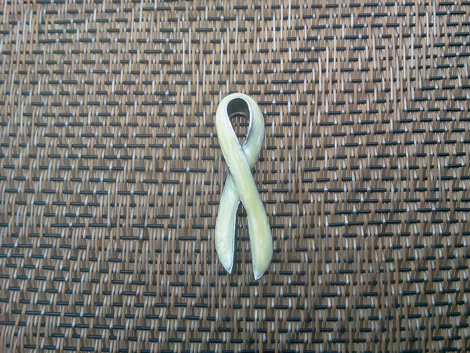 Lung Cancer 2 WHITE WHITE RIBBON AWARENESS PINS For Various Causes New 