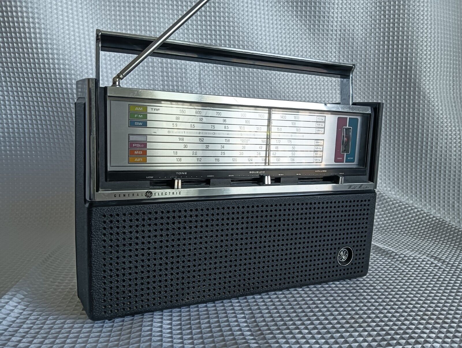 Rare Vintage General Electric  P4980A World Monitor Multi-band Short Wave Radio