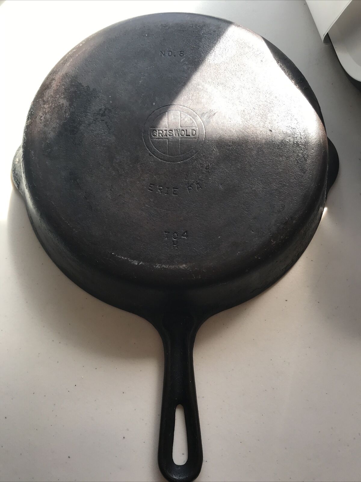 Antique Griswold Cast Iron Skillet Fry Pan No.8 704H Small Logo Erie, PA Spin