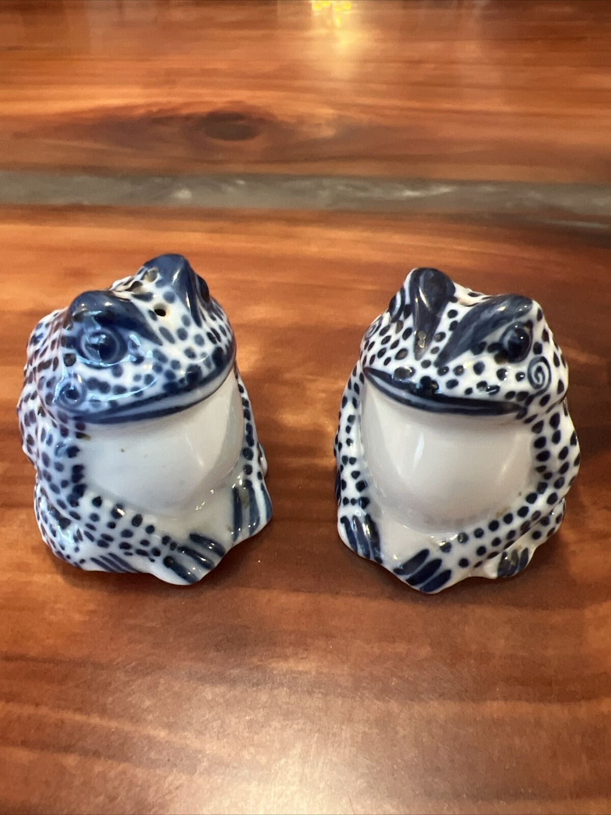 Vintage Blue & White Frog Salt and Pepper Shakers Ceramic Set Handpainted CUTE