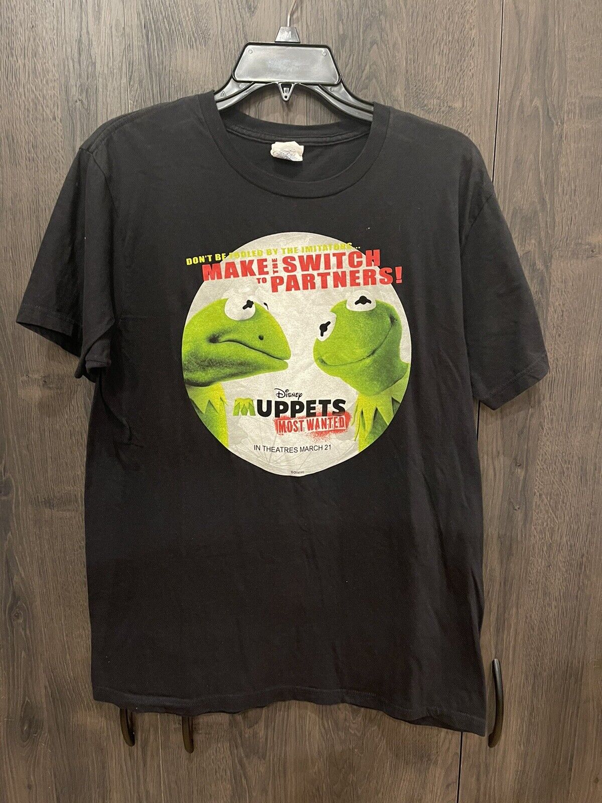 MUPPETS MOST WANTED movie rare promotional shirt Adult XL Kermit/Ms Piggy
