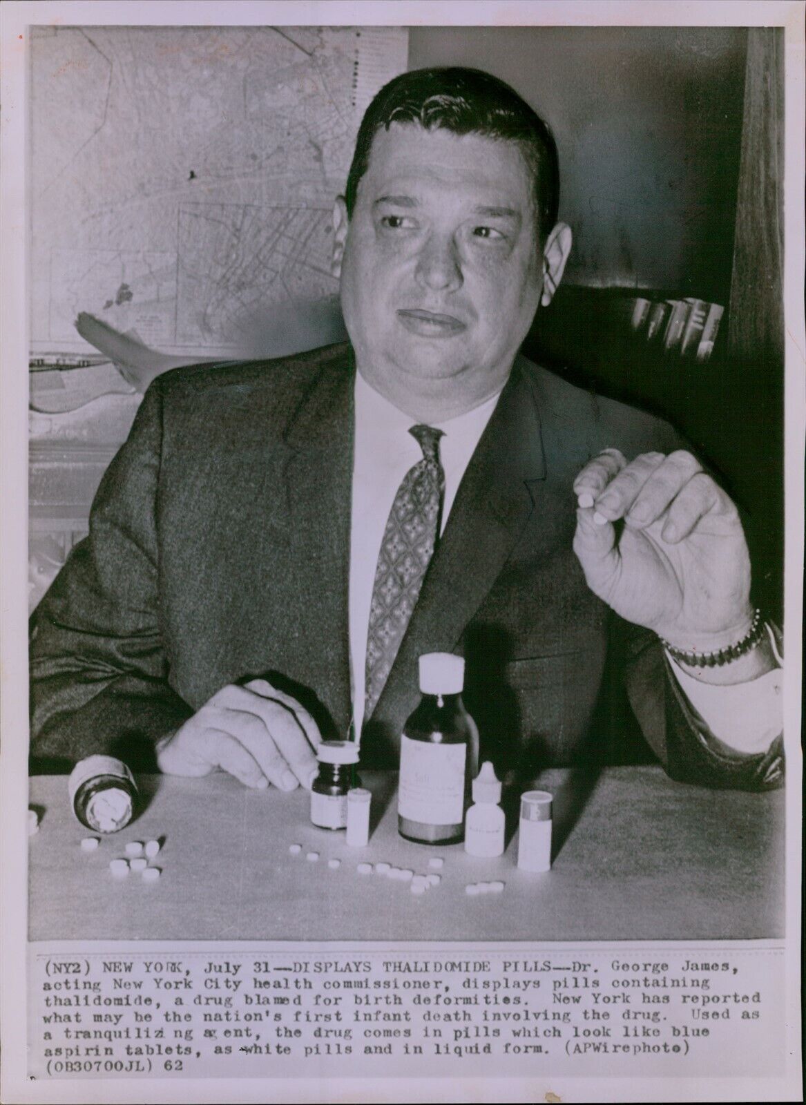 LG858 1962 Wire Photo DISPLAYS THALIDOMIDE PILLS Birth Defects Medicine New York