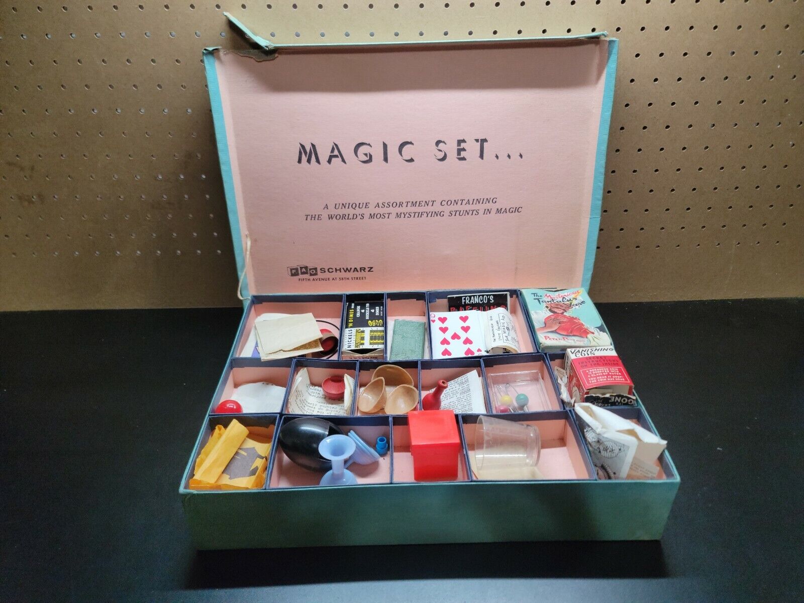 FAO Schwarz Vintage Deluxe Magic  Set. 1960s . Antique. 