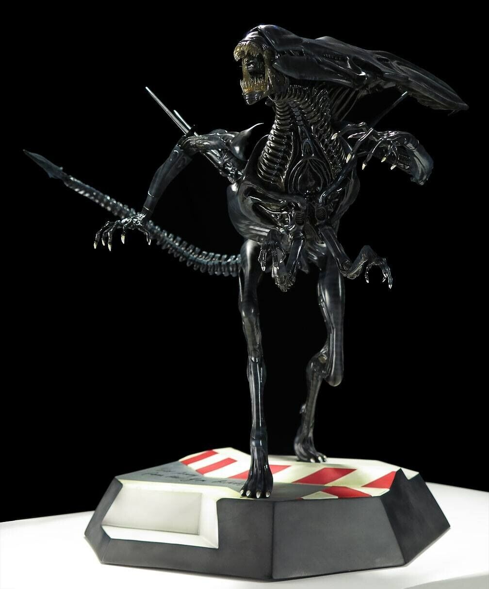 Aliens Queen Alien Diorama #9109 - Sideshow Collectibles SIGNED Sigourney Weaver
