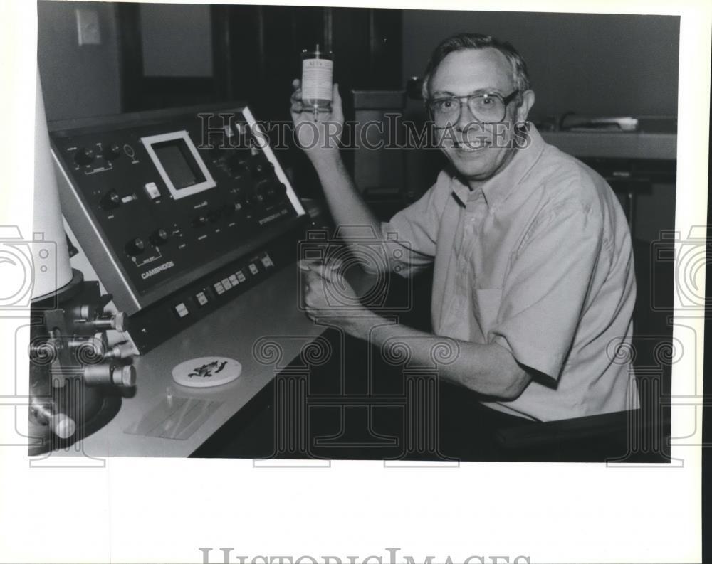 1989 Press Photo Dr. William T. Clark holds up his Biocompatible Hemoperfusion