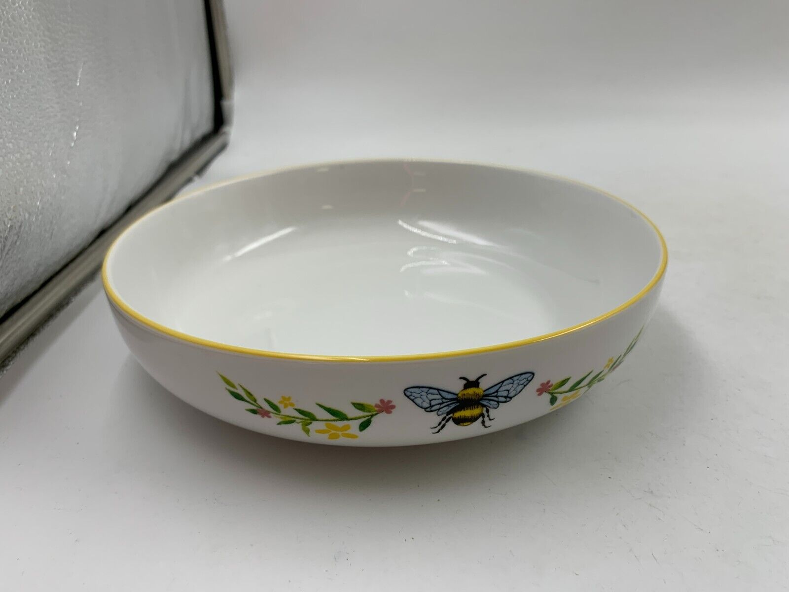 Ceramic 9in Spring Queen Bee Serving Bowl BB01B29017
