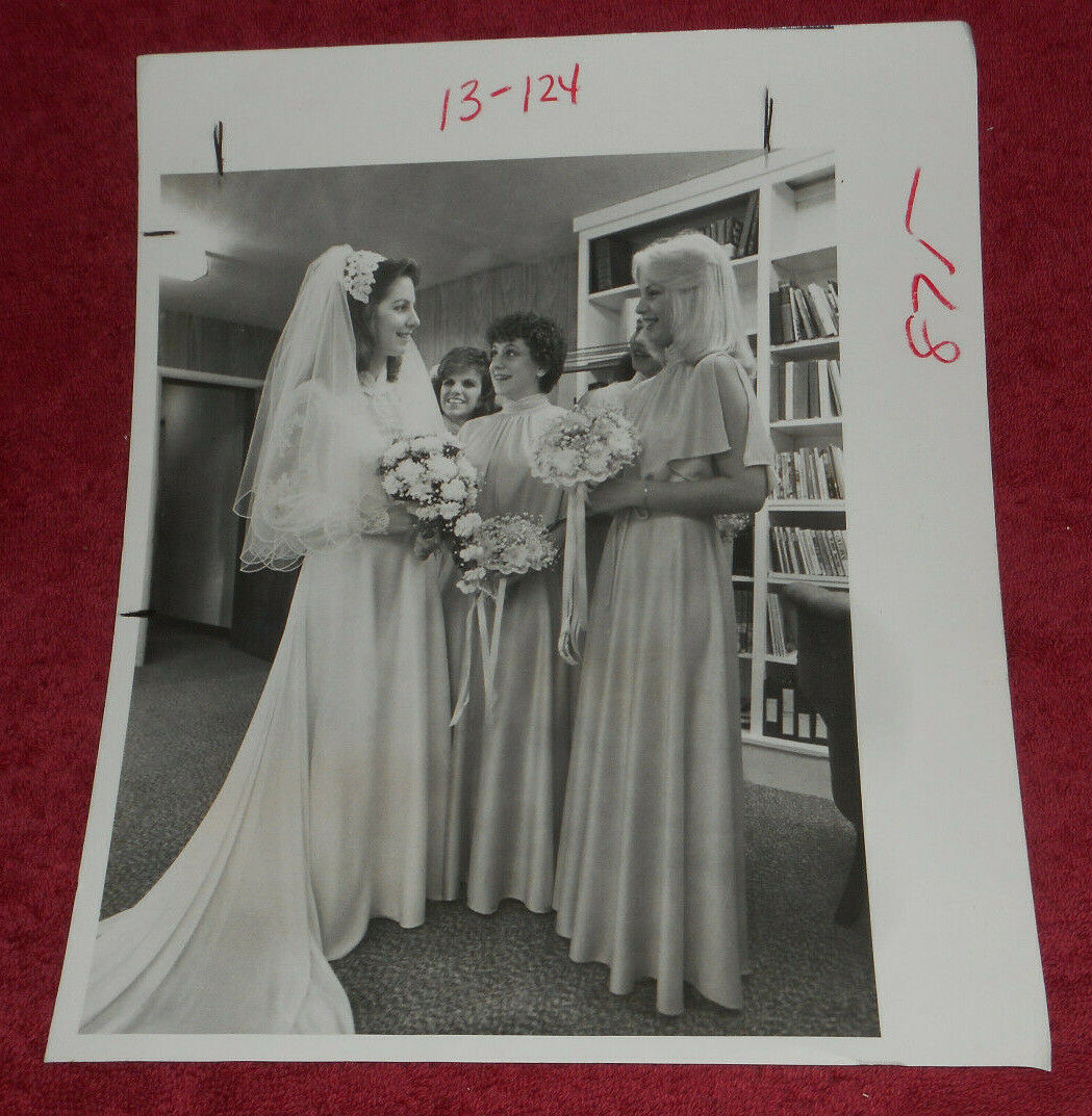 1979 Press Photo Mrs Steve Mortellaro Picks Bridesmaid Gowns St Petersburg FL
