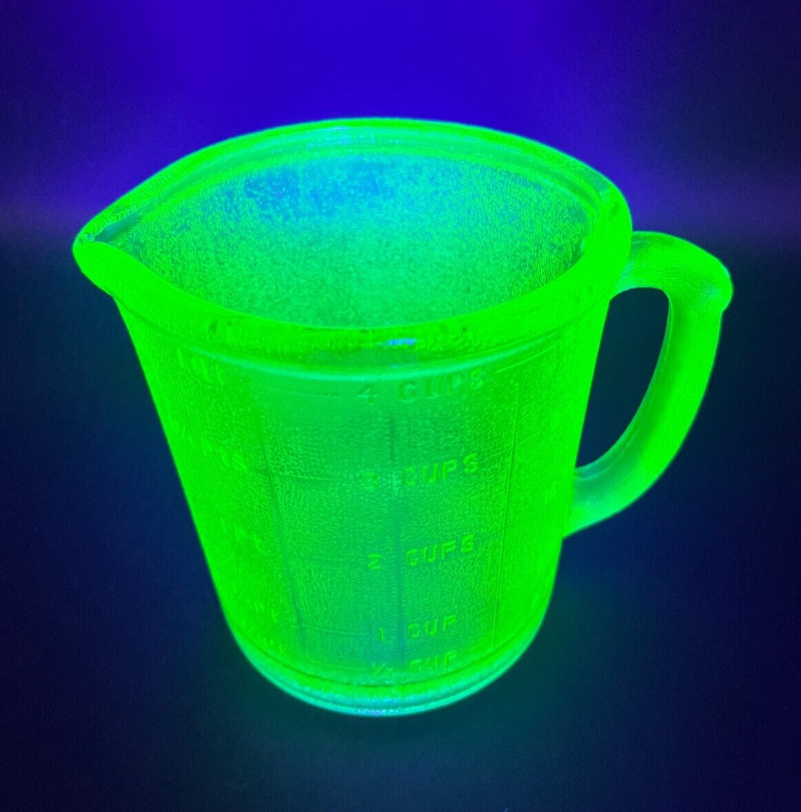 Vintage Green Depression Uranium Textured Glass 4 Cup / 1 Quart Measuring Cup