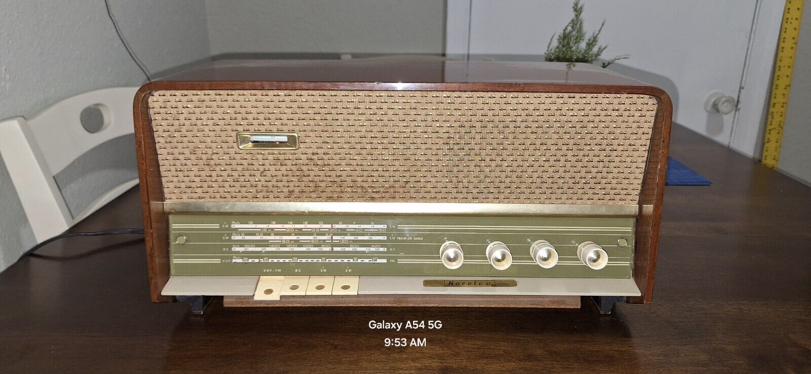 Early 1960\'s Phillips Norelco B3X08A Vintage Tube Radio UHF / FM / 2 SW 