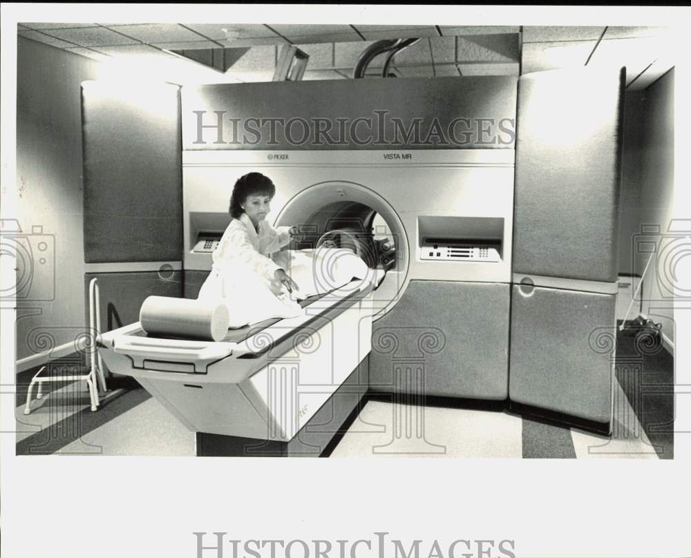 1987 Press Photo Sandra Holman preps patient for MRI scan at Catawba Memorial