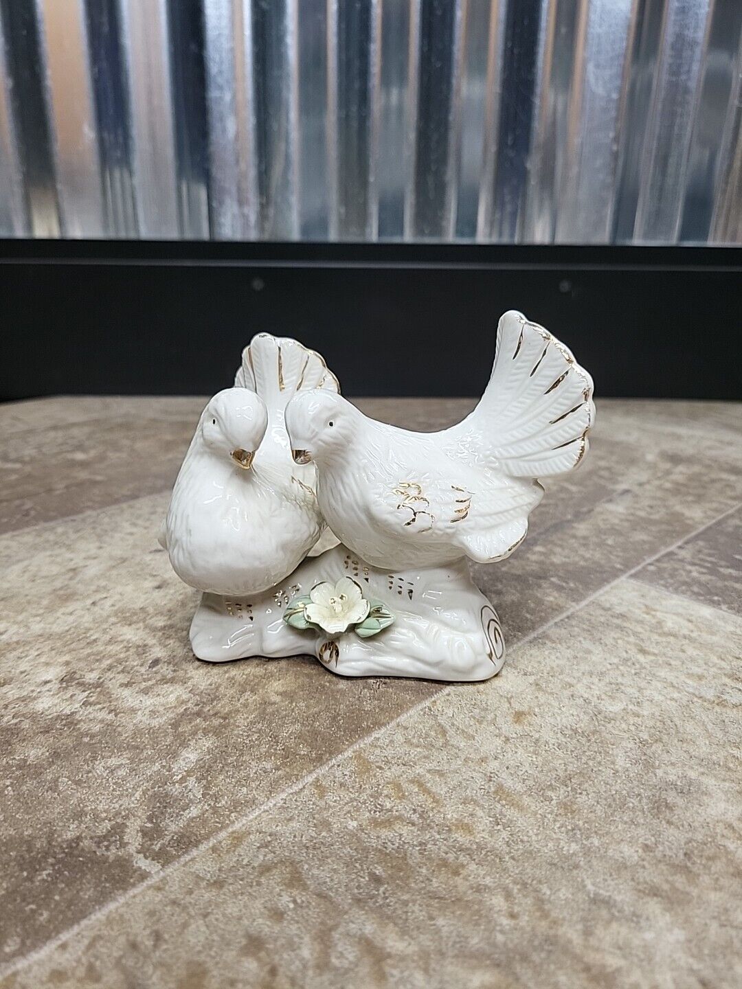 Pair White Doves Figurine Metallic Goldtone Accent Ceramic Love Birds