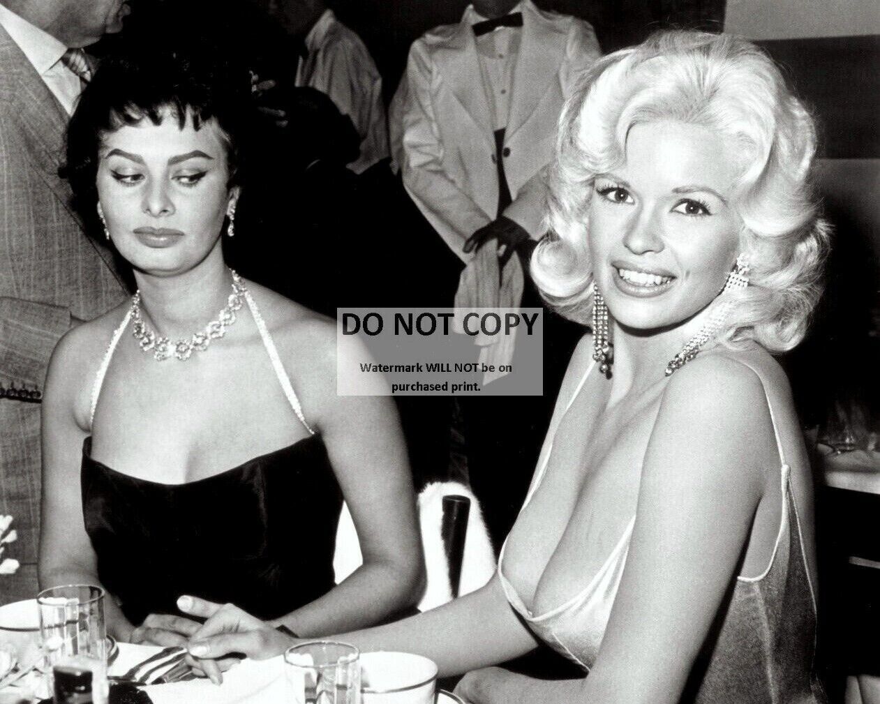 11X14 PUBLICITY PHOTO - SOPHIA LOREN & JAYNE MANSFIELD AT PARTY IN 1957 (LG-107)