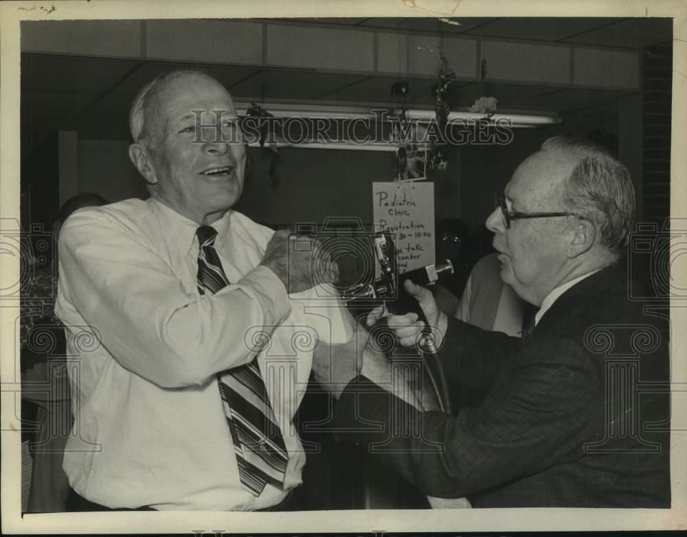 1976 Press Photo Health Commissioner gives flu vaccine to Albany, New York Mayor