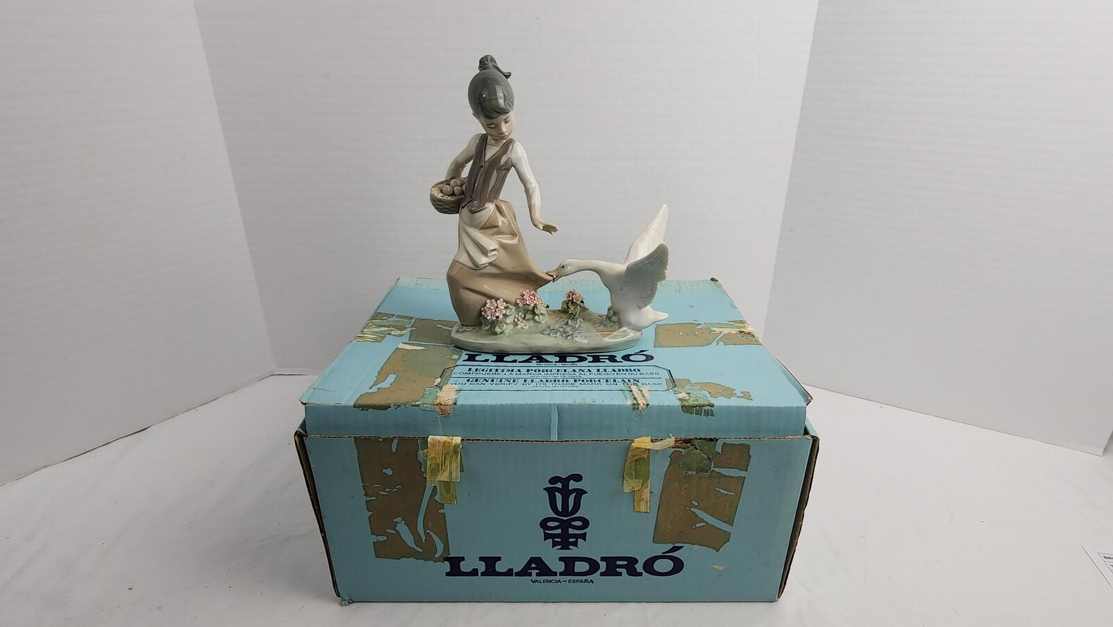 Lladro Aggressive Goose/Ola Agresiva Porcelain Statue w/ Box - Complete, Spain