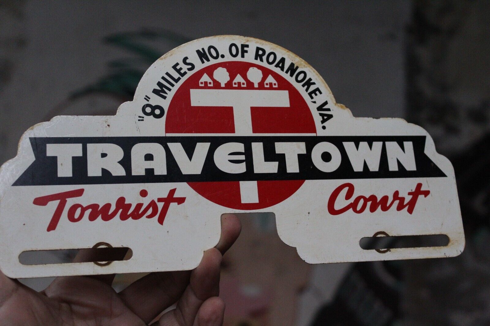 1950s TRAVELTOWN TOURIST COURT ROANOKE VIRGINIA PAINTED METAL PLATE TOPPER SIGN