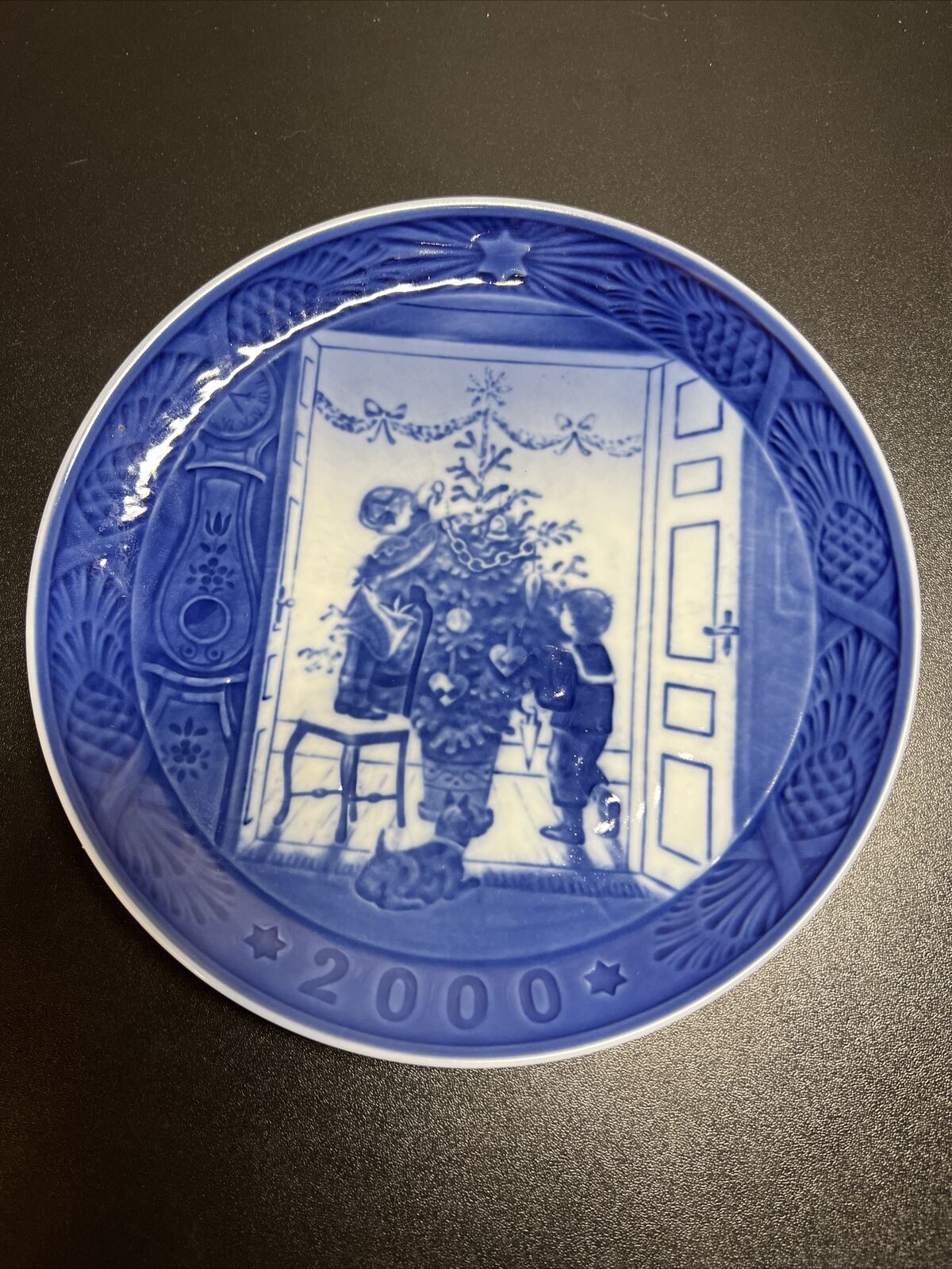 2000 Royal Copenhagen Christmas Plate  “TRIMMING THE TREE” Box And Certificates