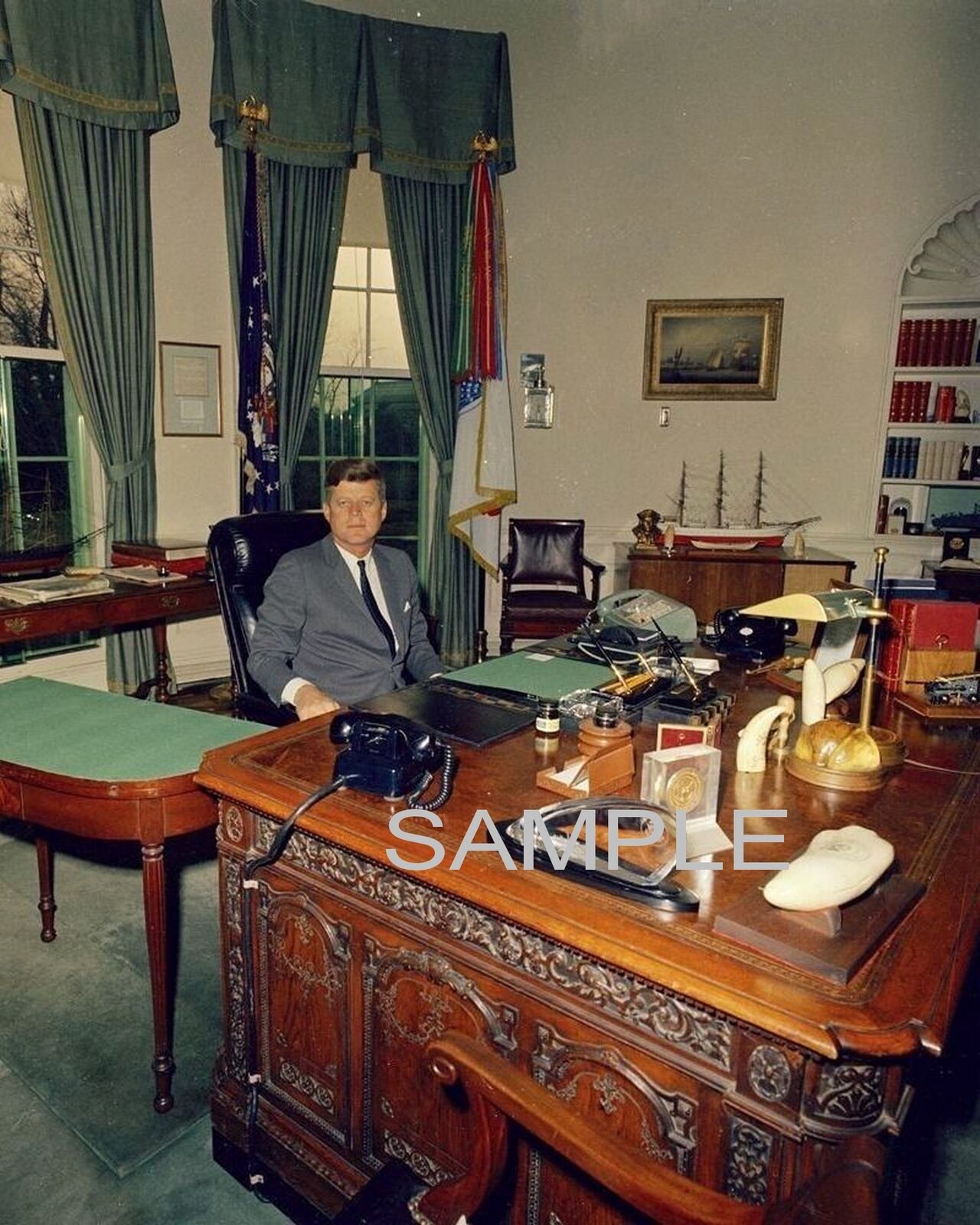 1962 PRESIDENT JOHN F KENNEDY IN THE OVAL OFFICE Photo (162-Y)
