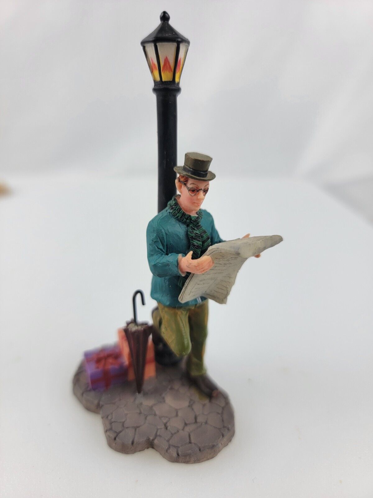 Lemax Christmas Village Figurine  BIDING TIME LAMP POST