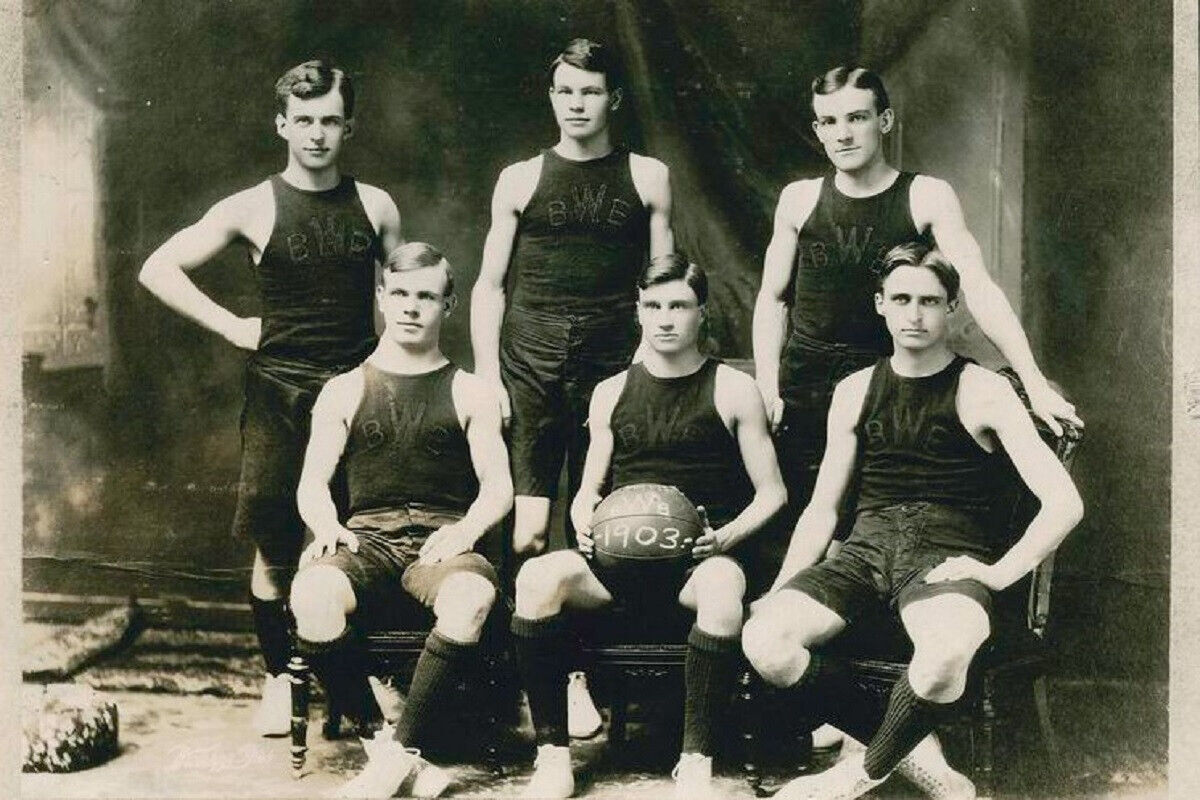 Old 4X6 Photo Wesleyan University Basket Ball Team, 1903