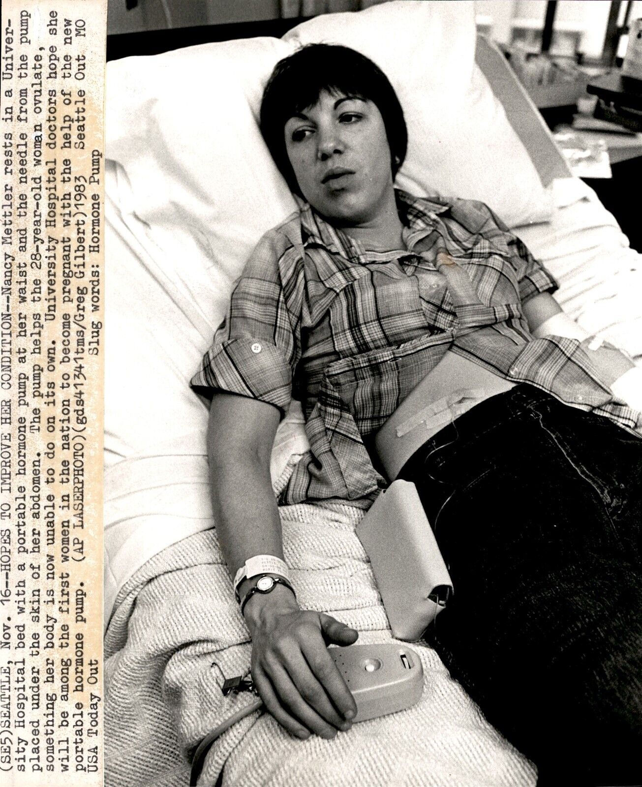 LG994 1983 Original Greg Gilbert Photo HORMONE PUMP AIDS IN OVULATION FOR WOMAN