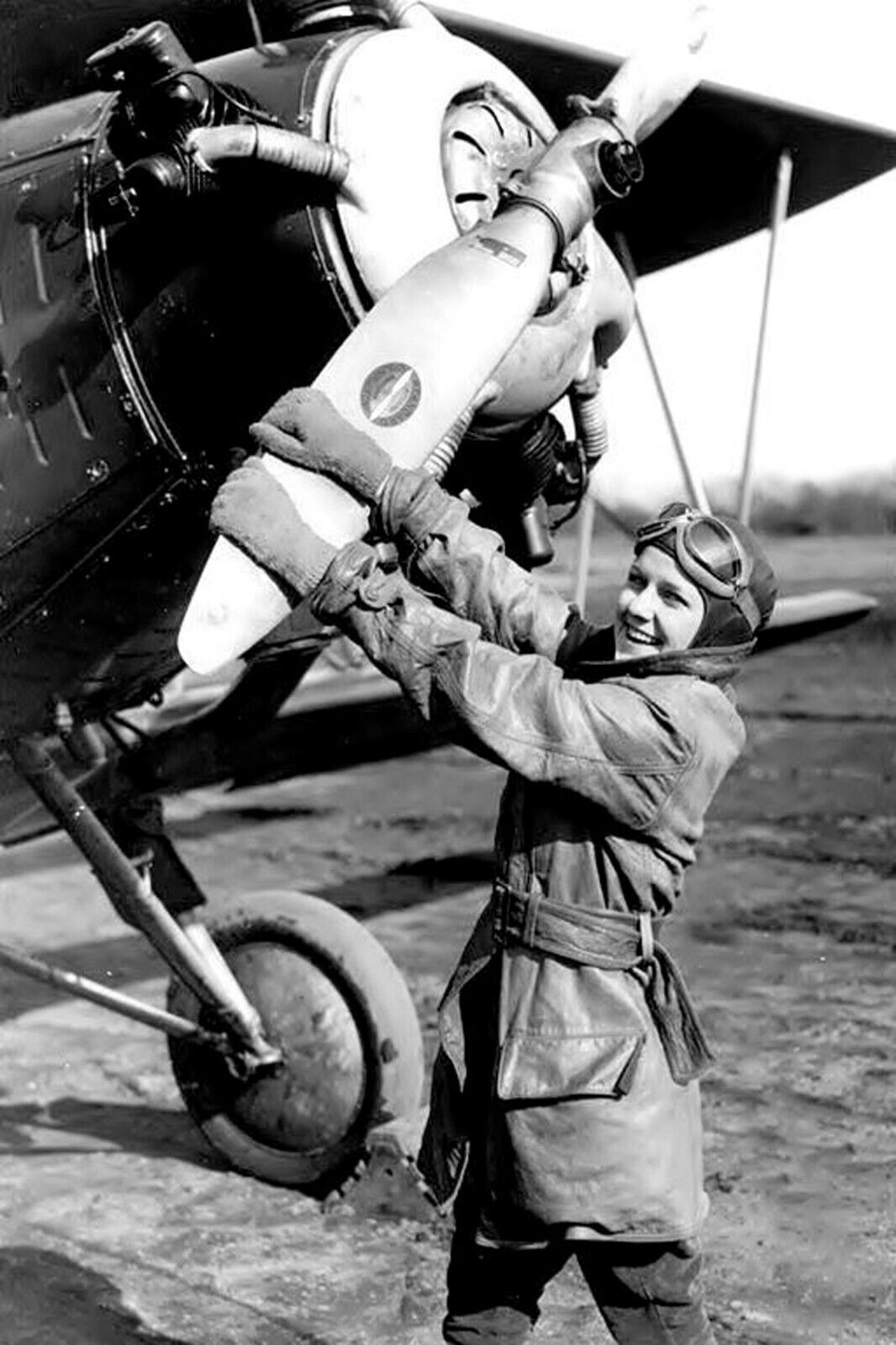 woman Pilot starts the plane WW2 Photo Glossy 4*6 in δ032