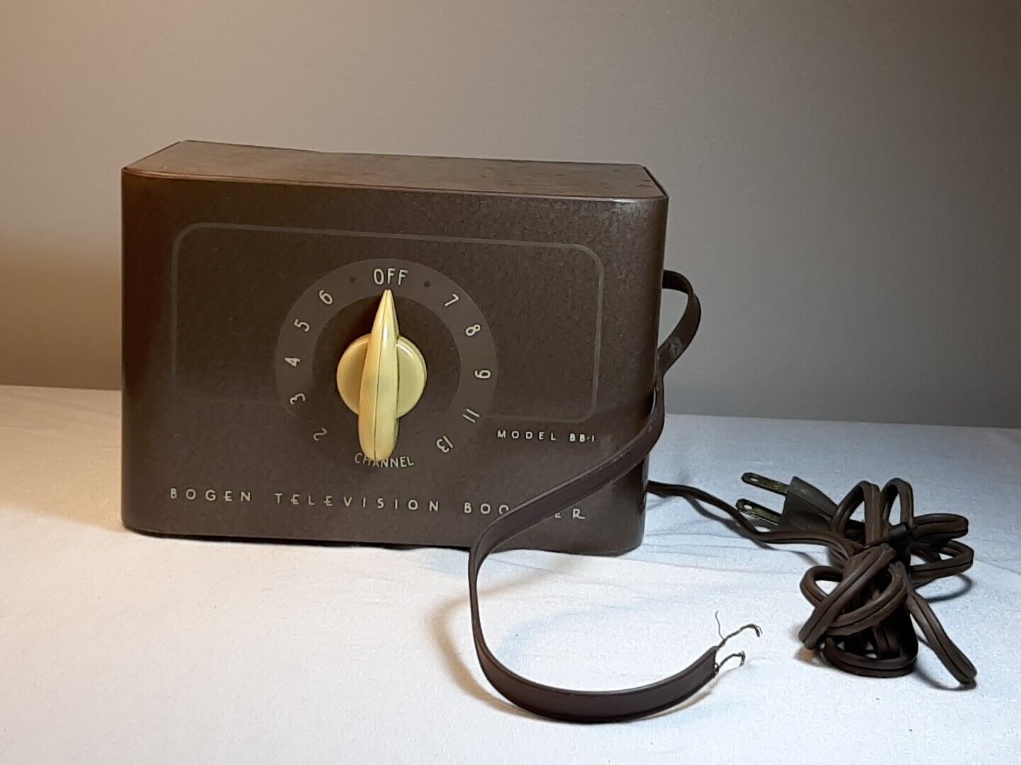 Vintage Bogen - Model BB1 Vacuum Tube VHF TV Signal Booster Metal Cabinet, USA