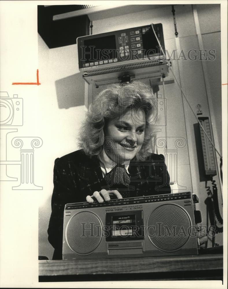 1986 Press Photo Carol Bolwerk playing classical music for her cardiac patients