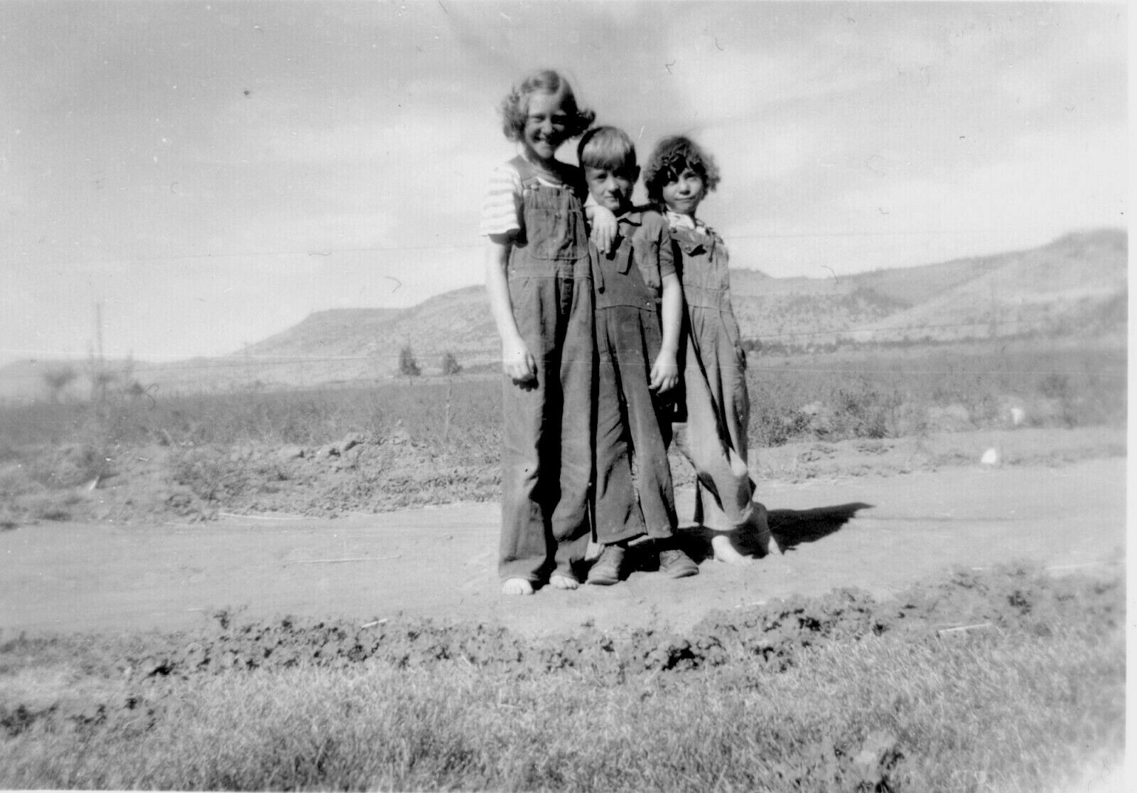 DEPRESSION-ERA THREE KIDS POSE ON THE WESTERN FRONTIER -- MAGNIFICENT PHOTO