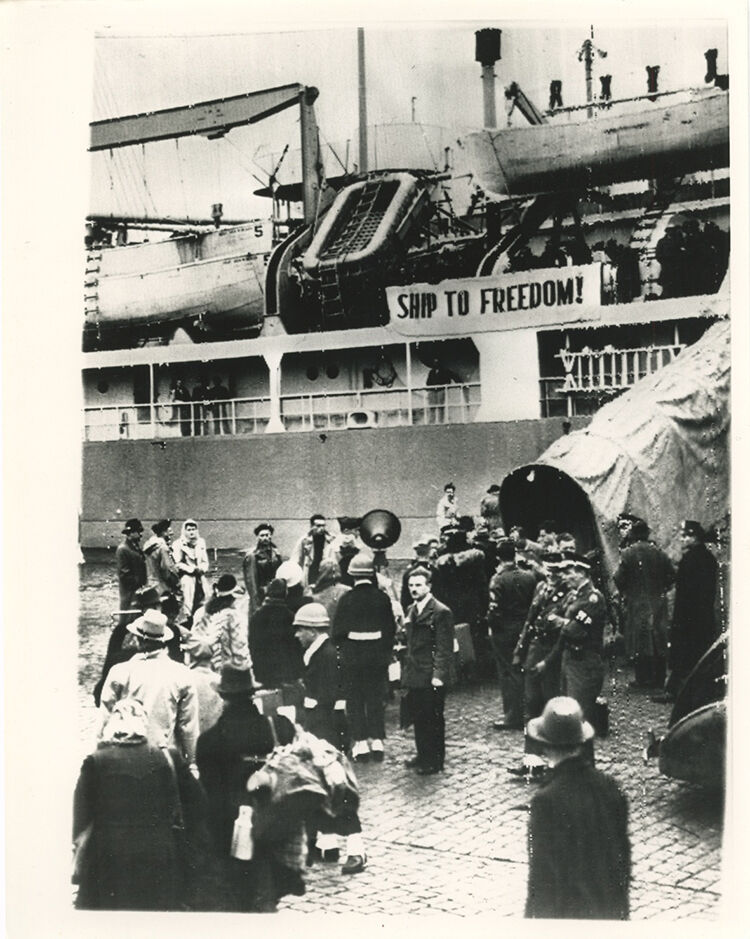 1948 BW PHOTO SHIP OF FREEDOM 813 INDIVIDUALS COMING TO U.S. BREMERHAVEN, GERMAN
